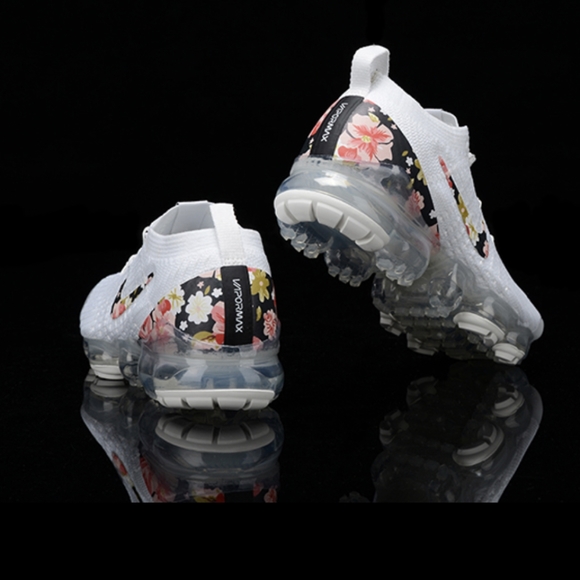 Women Nike air vapormax white sneakers - Picture 2 of 8